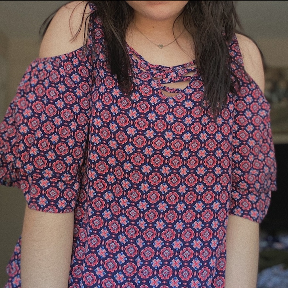 nice pattern open shoulder top!!